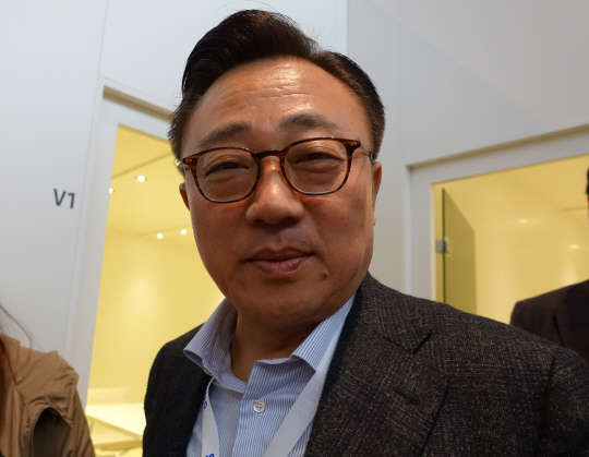 고동진 삼성전자 무선사업부 사장이 22일 스페인 바르셀로나에서 개막한 모바일월드콩그레스 삼성 부스에서 기자와 만나 기자의 질문에 답변하고 있다.
